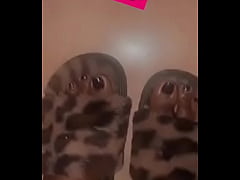 Play MP4 - Hot babe pretty feet and hands