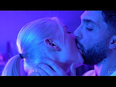 Play MP4 - J'offre une belle et jeune blonde &agrave; la forte poitrine et au visage d'ange &agrave; &period;&period;&period;