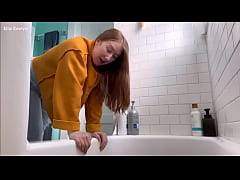 Play MP4 - Bathtime with Step-Mommy JOI