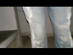 Play MP4 - Pa&ntilde;al orinado con pantalones jeans y m&uacute;ltiples orgasmos