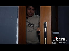 Play MP4 - Mama cachonda le da unas buenas mamadas al amigo de su hijastro por curioso