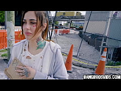 Play MP4 - She needs money and it's her lucky day