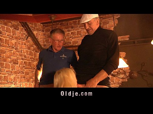 Tourists Grandfathers Fucks Yankee Damsel In A Pub